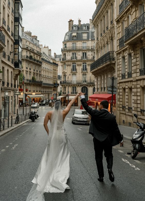Shooting original de couple dans les rues de paris à l'occasion d'une demande en mariage